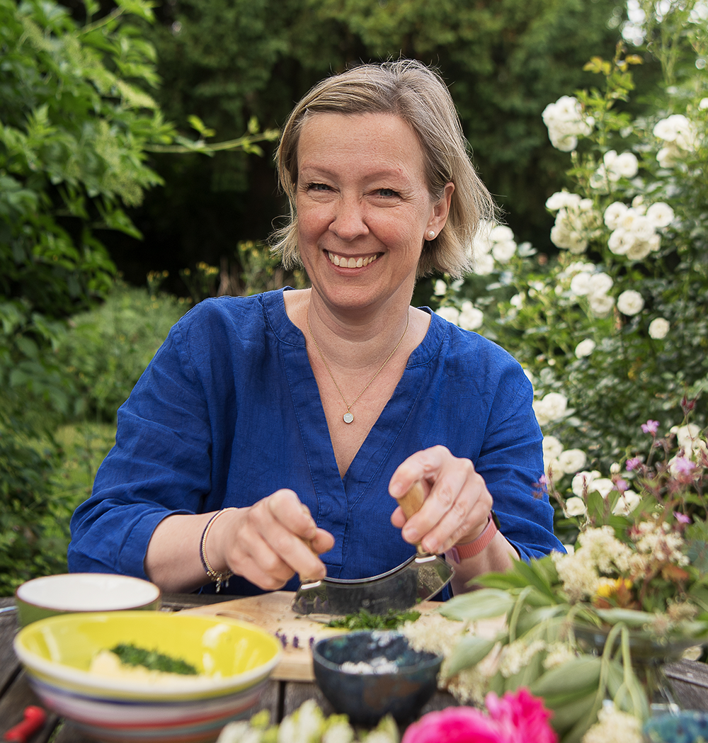 Anja Kirchner bei der Zubereitung von Wildkräutern